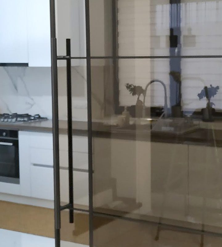Bucătărie și living. Zone separate sau spațiu deschis - Compartimentările cu sticlă securizată.