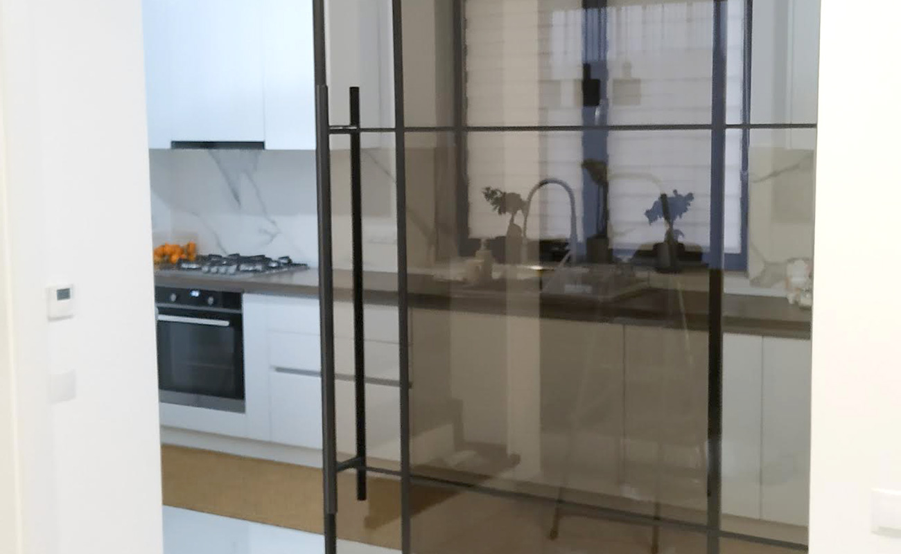 Bucătărie și living. Zone separate sau spațiu deschis - Compartimentările cu sticlă securizată.